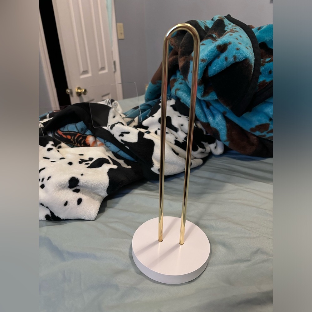 COPY - Gold and white scrunchie stand​